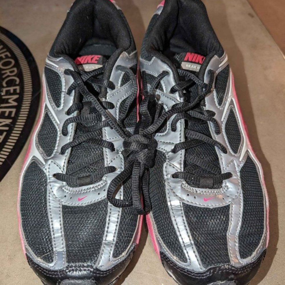 Nike Reax women's shoes - Size 9.5 - Pink & Black